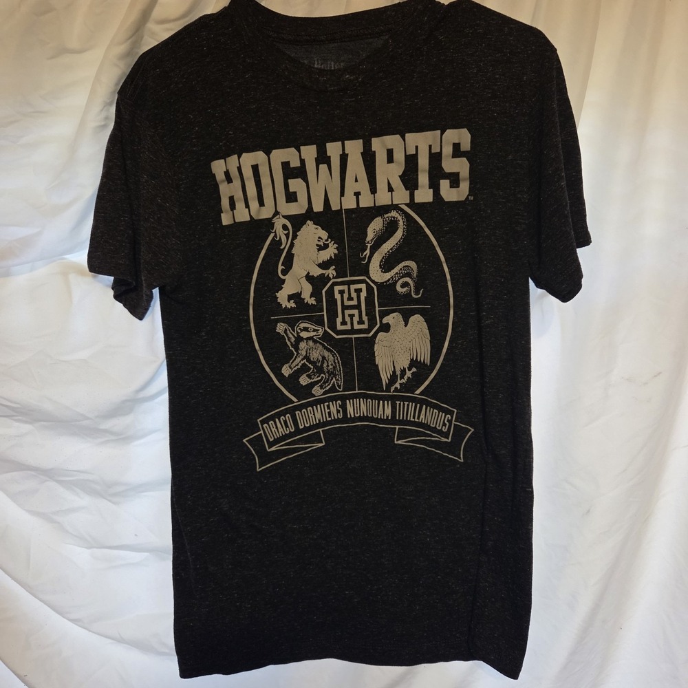 HARRY POTTER WARNER BROS HOGWARTS CREST CHARCOAL POLYESTER LINEN SHIRT SIZE M